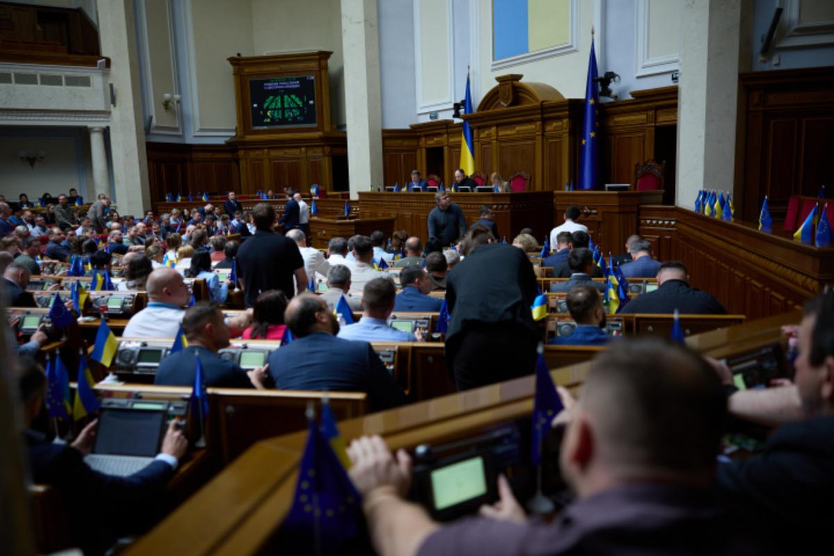 Виплати сім'ям загиблих захисників та створення реєстру військових: Рада ухвалила важливі закони