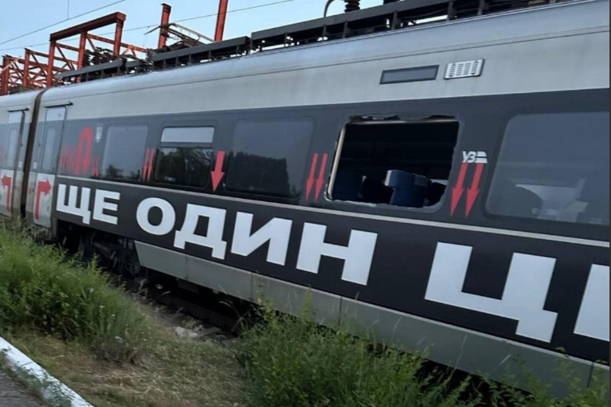 "Атака по мистецтву": ворожий удар пошкодив Інтерсіті із творінням Барбари Крюгер / Фото: ТГ "Укрзалізниці" "Атака по мистецтву": ворожий удар пошкодив Інтерсіті із творінням Барбари Крюгер