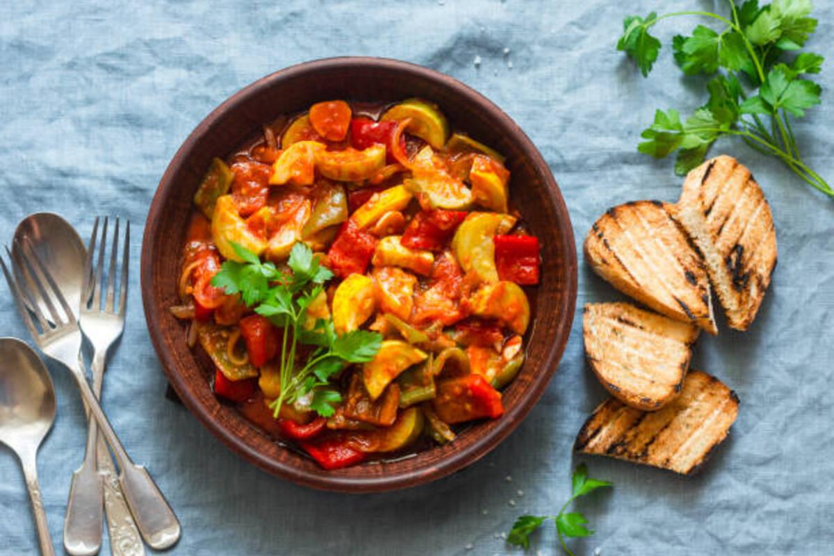 Лёгкое рагу с курицей и овощами: вкусный ужин для всей семьи/Фото: istockphoto Лёгкое рагу с курицей и овощами: вкусный ужин для всей семьи