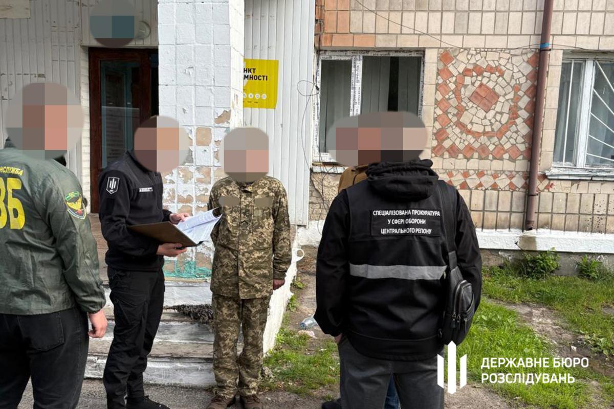 Зрадник без ціни: військовослужбовець безкоштовно передавав рф позиції українських частин / Фото: ДБР Зрадник без ціни: військовослужбовець безкоштовно передавав рф позиції українських частин