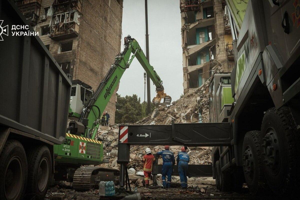 Трагедия в Соломенском районе: 23 жертвы под завалами, столица оплакивает 28 погибших/Фото: ГСЧС 39 часов ада: в Киеве завершили разбор завалов дома, 23 погибших