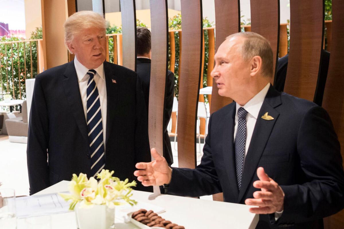 "Сначала давайте займемся Россией": Трамп рассказал о разговоре с Путиным о посредничестве/Фото: Getty Images Путин хотел быть миротворцем, но Трамп напомнил ему о собственных "достижениях" в Украине