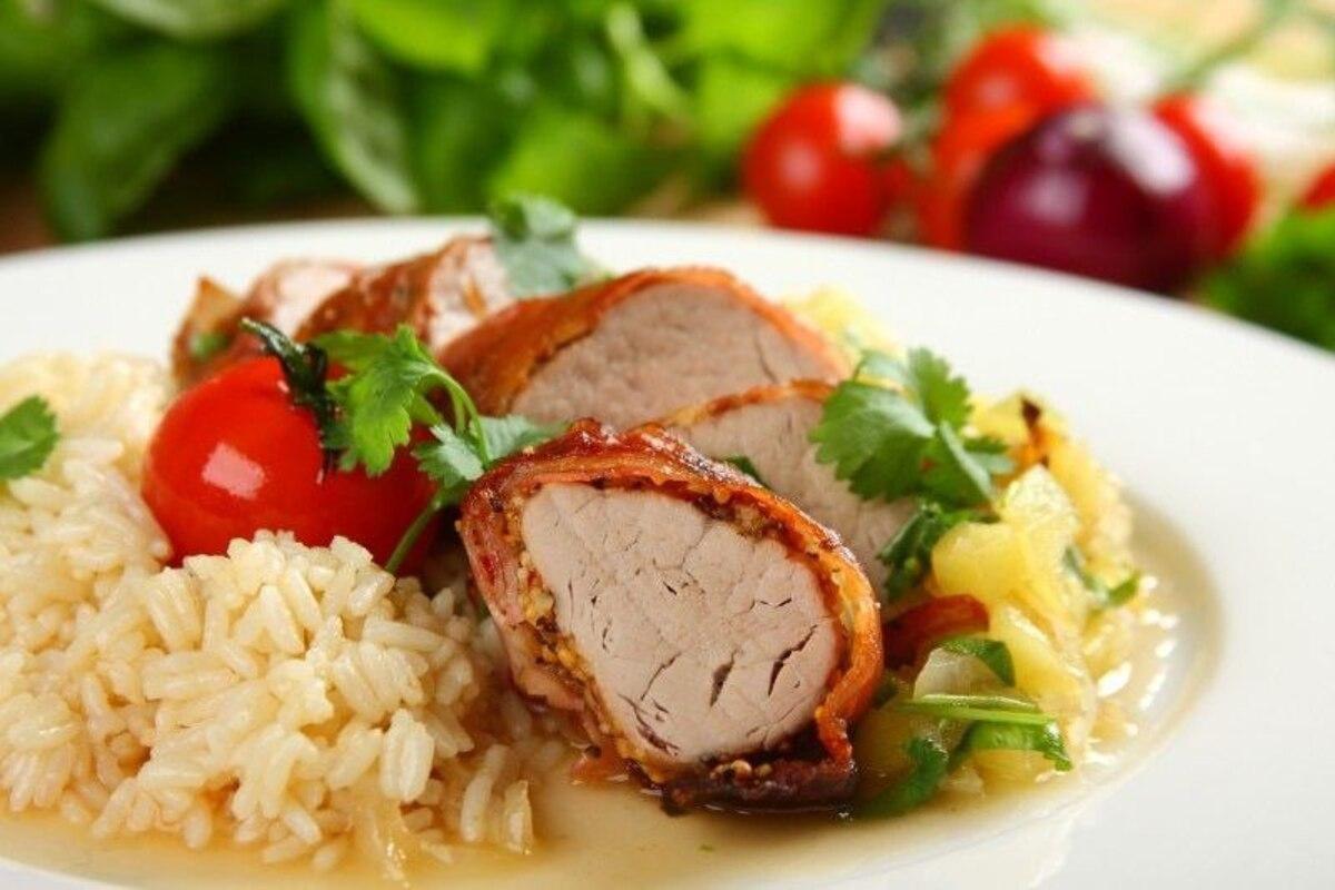 Тропическая симфония мяса: свиная вырезка в беконе с ананасом на рисовой подушке/Фото: przepisy.pl Тропическая симфония мяса: свиная вырезка в беконе с ананасом на рисовой подушке