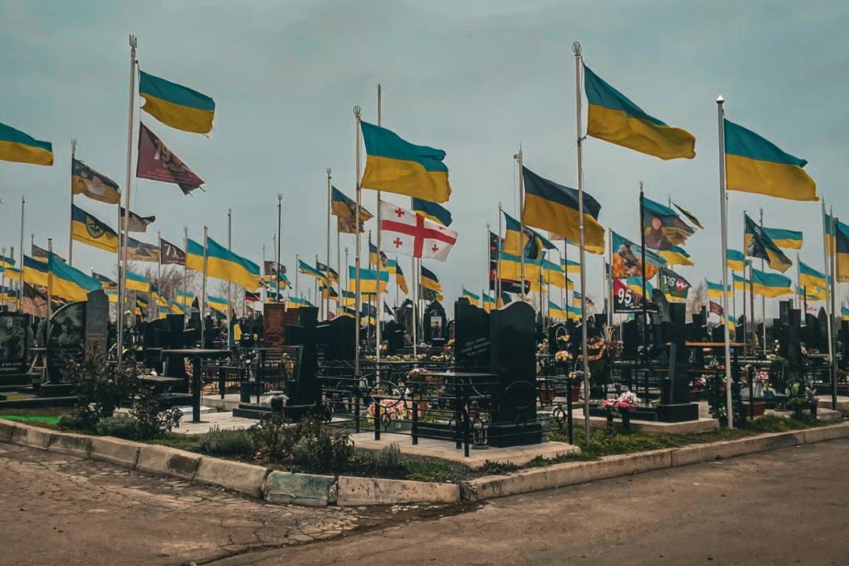 овредили флаги: как подростки попрали символ Украины и чем это для них обернулось / Фото: Getty Images овредили флаги: как подростки попрали символ Украины и чем это для них обернулось