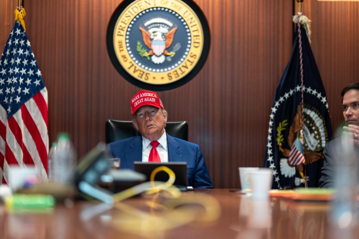 "Бурите, крошка!" — Трамп требует удешевления нефти, что ударит по Кремлю / Фото: Getty Images "Бурите, крошка!" — Трамп требует удешевления нефти, что ударит по Кремлю