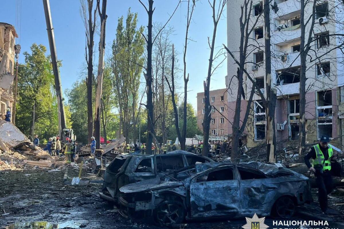 Из-под завалов в Киеве извлекли 8 тел после вражеской атаки Из-под завалов в Киеве извлекли 8 тел после вражеской атаки