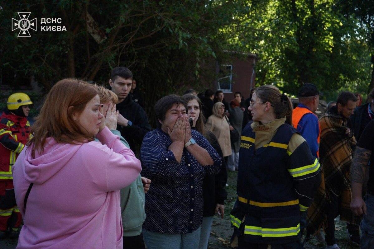 Ракета, яка сьогодні прилетіла по багатоповерхівці у Києві, пробила все до підвалу і навіть підвал Ракета, яка сьогодні прилетіла по багатоповерхівці у Києві, пробила все до підвалу і навіть підвал