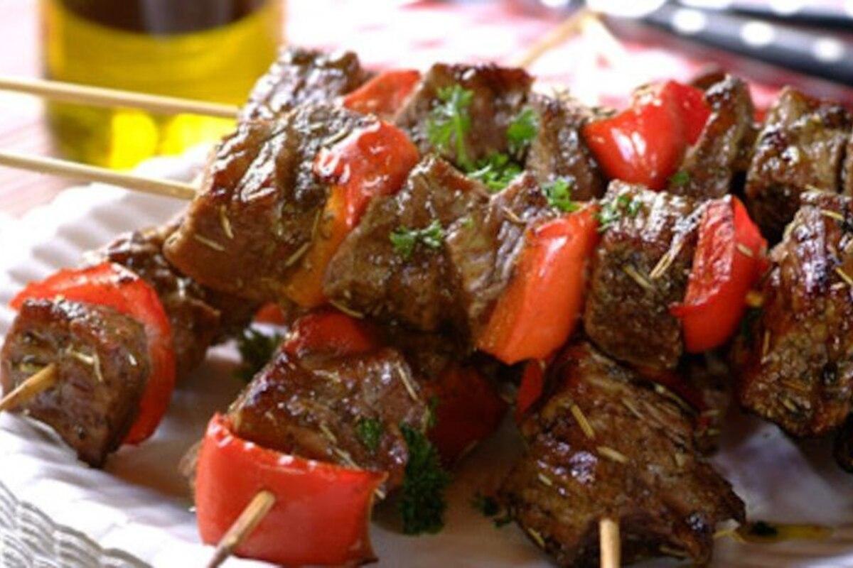 Говяжьи кебабы с перцем и розмарином: вкус лета на шпажке/Фото: przepisy.pl Говяжьи кебабы с перцем и розмарином: вкус лета на шпажке