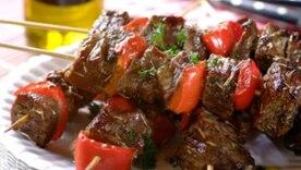Говяжьи кебабы с перцем и розмарином: вкус лета на шпажке/Фото: przepisy.pl Говяжьи кебабы с перцем и розмарином: вкус лета на шпажке