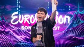 Співак JJ пошкодив головний приз "Євробачення-2025" / Фото: instagram.com/eurovision Співак JJ пошкодив головний приз "Євробачення-2025"