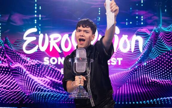 Співак JJ пошкодив головний приз "Євробачення-2025" / Фото: instagram.com/eurovision Співак JJ пошкодив головний приз "Євробачення-2025"