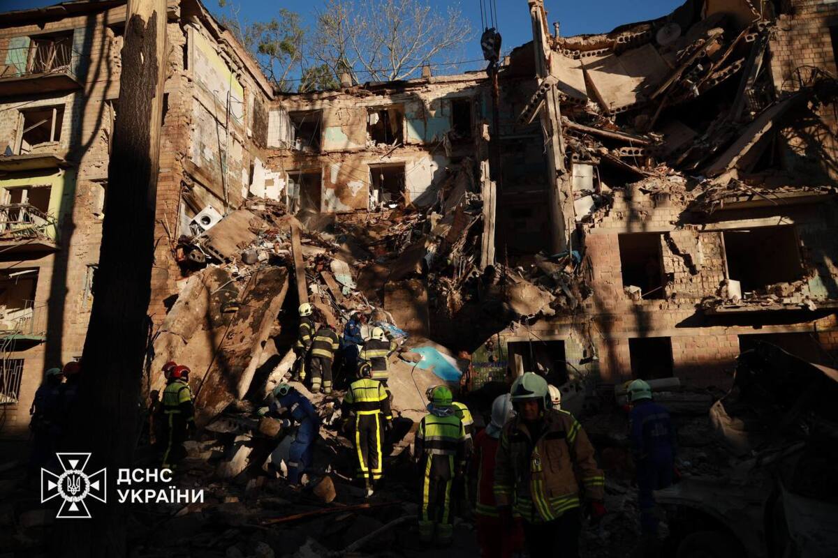 Сьома жертва у Шевченківському районі: трагічні наслідки нічного обстрілу Києва зростають/Фото: ДСНС Київ: російська атака забрала життя вже сімох, пошуки тривають під завалами