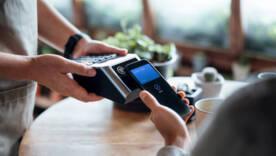 Коснись и плати: украинцы массово переходят на NFC-гаджеты/Фото: pexels Коснись и плати: украинцы массово переходят на NFC-гаджеты