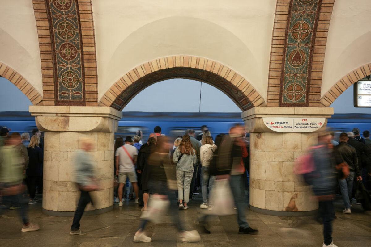 В Киеве возобновили движение большинства троллейбусных и автобусных маршрутов/Фото: Getty Images Возвращение к норме: в Киеве полностью заработал общественный транспорт, отменены изменённые маршрут