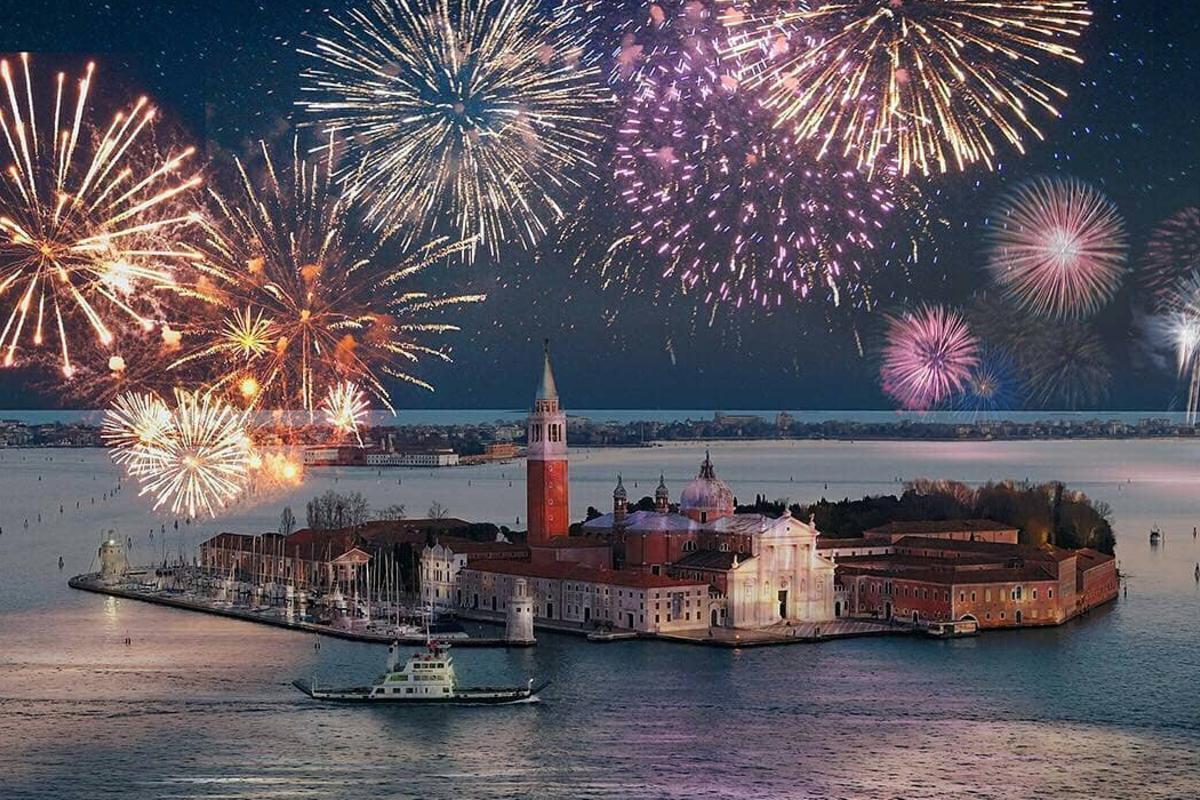 Праздник в Венеции / Фото: instagram.com/venice Свадьба Безоса в Венеции: гостей выселили из люксового отеля, а город готов к протестам