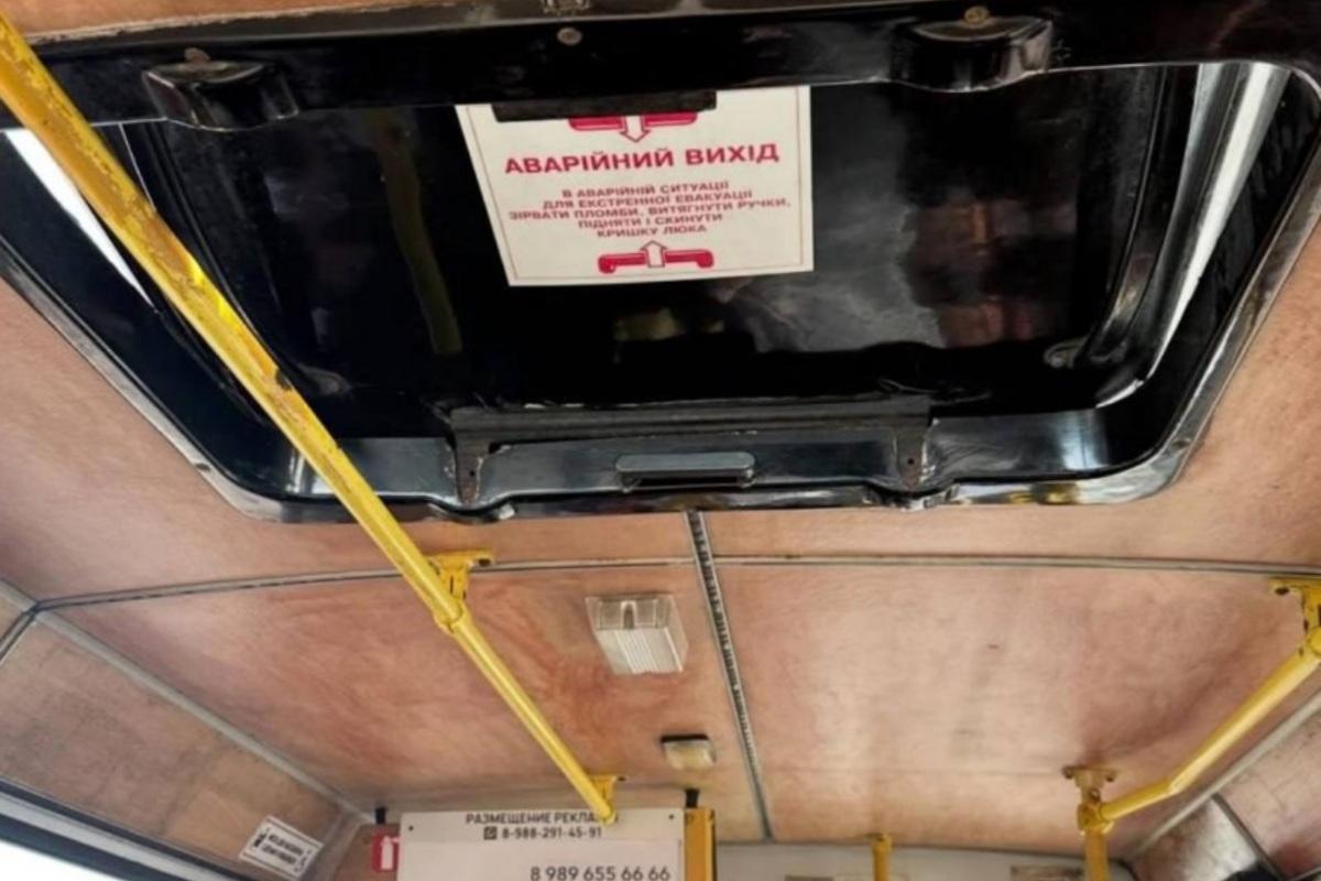 Не заморачивались: россияне угнали маршрутку и даже не содрали надпись на украинском языке / Фото: ТГ Мариуполь сопротивление Не заморачивались: россияне угнали маршрутку и даже не содрали надпись на украинском языке