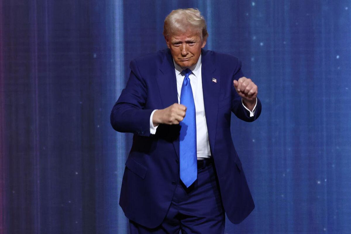 "Бомбити Іран": "миротворець" Трамп шокував веселим кліпом з кадрами ударів/Фото: Getty Images "Я покладу тебе в могилу!": Трамп опублікував веселий кліп про бомбардування Ірану