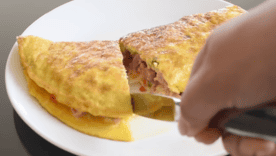 Вчерашний рис уже не вкусен? Сделай из него хрустящий омлет с начинкой/Фото: кадр из видео GetRecipe Вчерашний рис уже не вкусен? Сделай из него хрустящий омлет с начинкой
