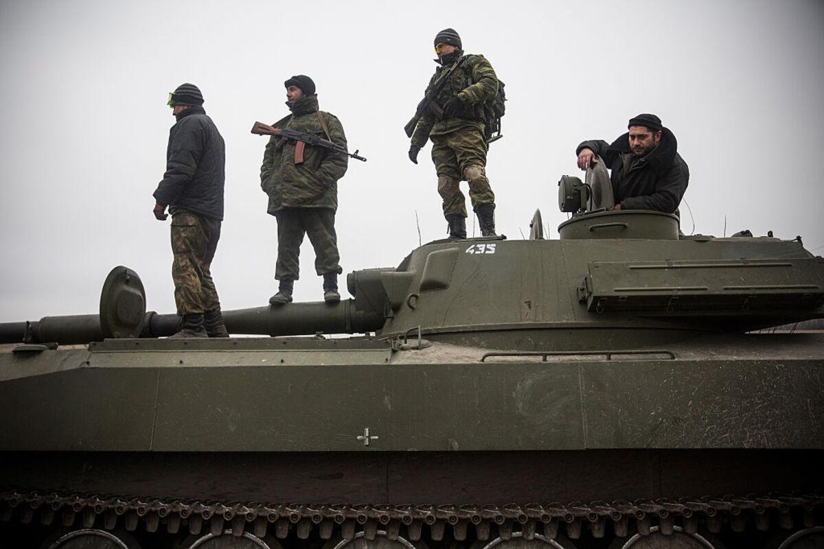 Война истощает: Россия вынуждена восстанавливать старую советскую бронетехнику/Фото: Getty Images Запасы истощаются: РФ полагается на старый металлолом для войны