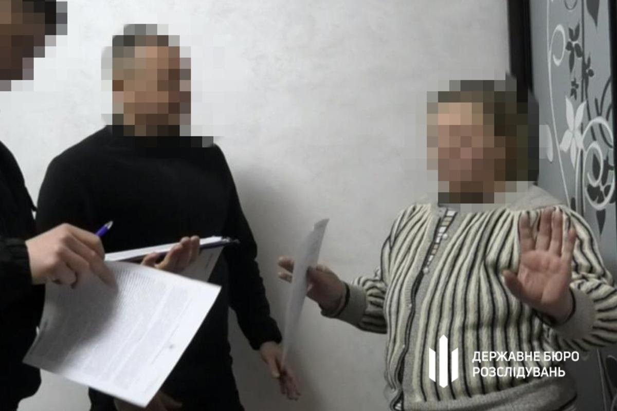 Пенсіонерка організувала схему хабарів для уникнення відряджень на фронт / Фото: ДБР Пенсіонерка організувала схему хабарів для уникнення відряджень на фронт / Фото: ДБР