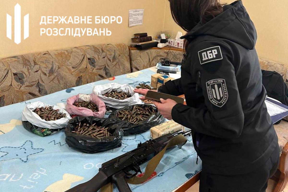 Гараж с сюрпризом: в Киеве нашли оружие, которого хватит на роту и передали ВСУ