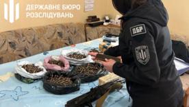 Гараж із сюрпризом: у Києві знайшли зброю, якої вистачить на роту і передали ЗСУ / Фото: ДБР Гараж із сюрпризом: у Києві знайшли зброю, якої вистачить на роту і передали ЗСУ