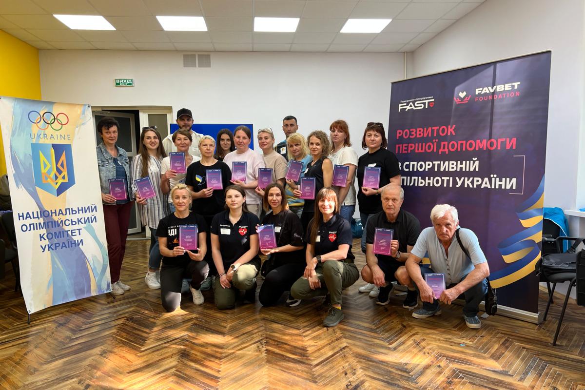 Фото: FAST и украинская чемпионка с биатлона Нина Лемеш Favbet Foundation и FAST продолжают обучать спасению жизней: тренинги для тренеров по биатлону в Чернигове