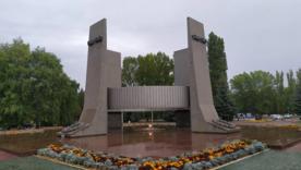 "Мы за Украину будем воевать!" - в парке победы Тольятти / Фото: Google Maps "Мы за Украину будем воевать!" - в Тольятти выпускники шокировали полицию
