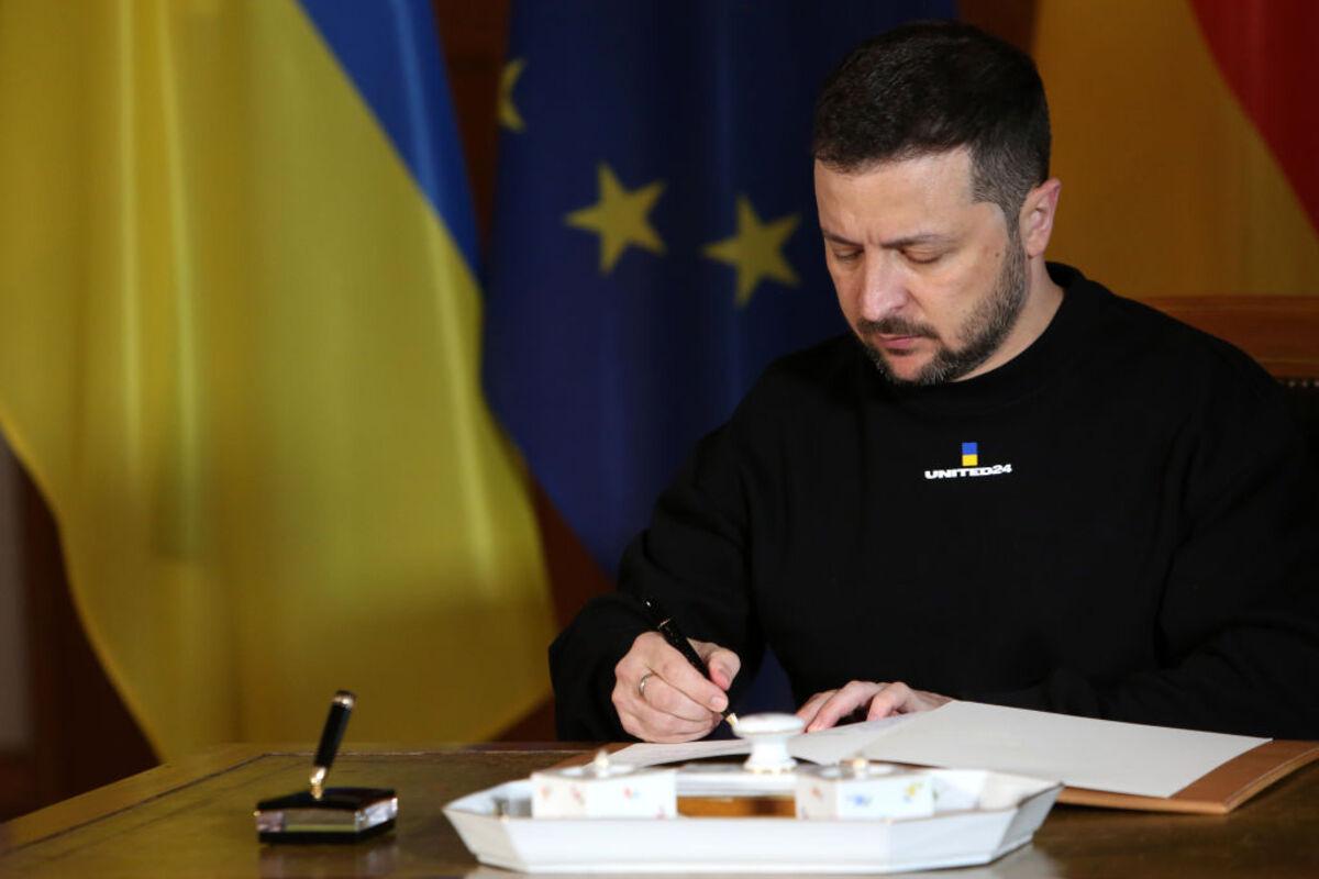 Украина синхронизировала свои санкции с пакетами ЕС: новые решения СНБО / Фото: Getty Images Украина синхронизировала свои санкции с пакетами ЕС: новые решения СНБО / Фото: Getty Images