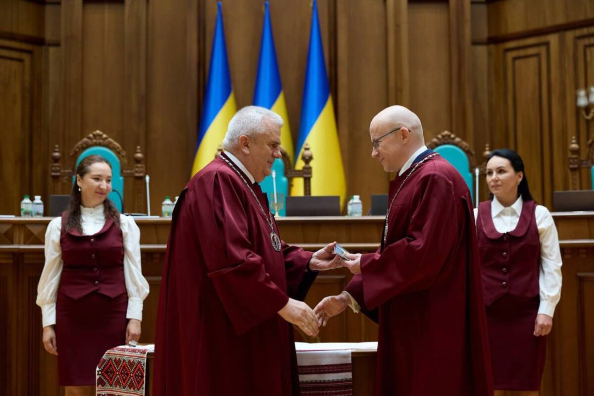 Конституционный суд Украины пополнился: Александр Водянников принял присягу/Фото: Дмитрий Лубинец Изменение состава Конституционного суда: что означает присяга нового судьи Водянникова