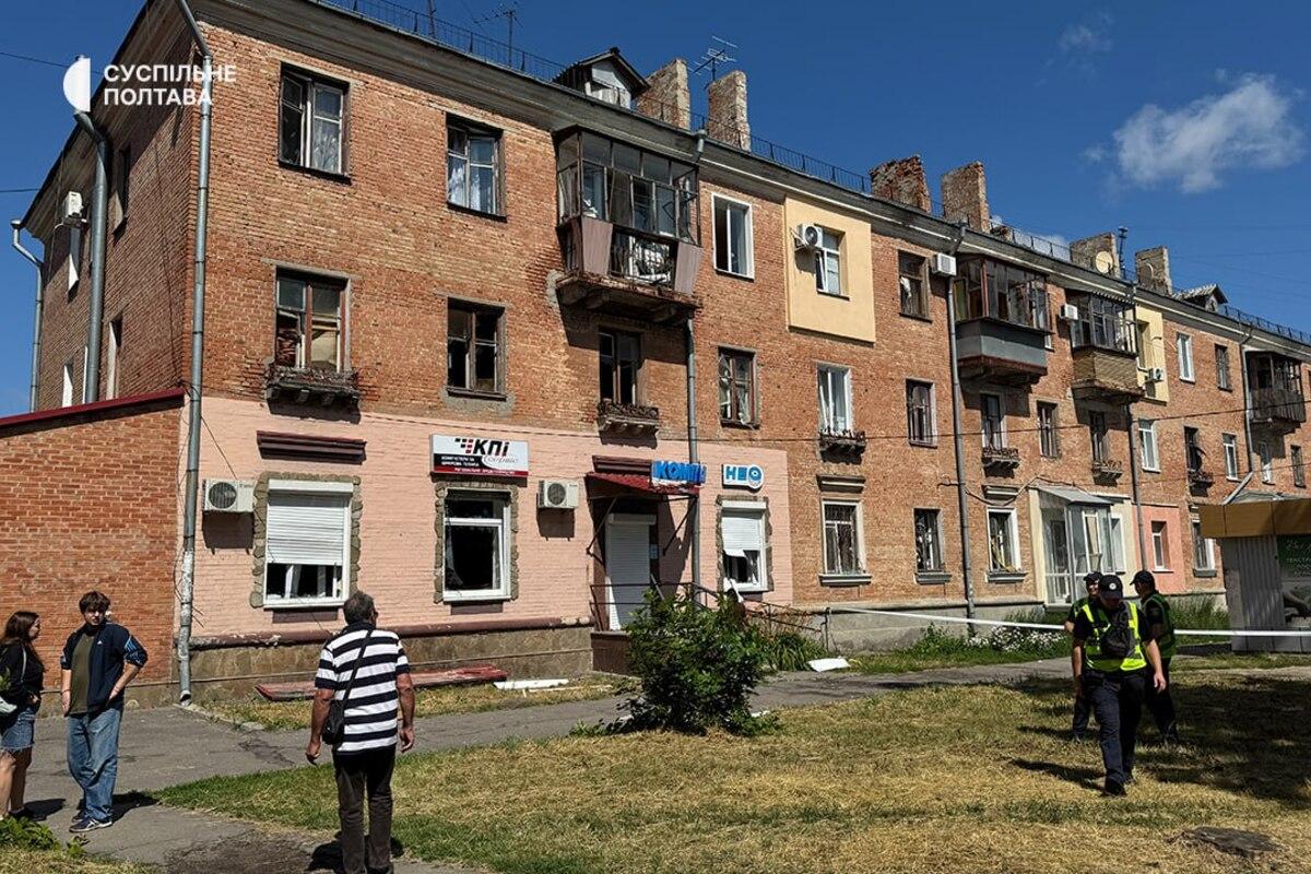 Удар по Полтаве: россияне попали в ТЦК – четверо наших защитников ранены / Фото: Общественное Полтава Удар по Полтаве: россияне попали в ТЦК – четверо наших защитников ранены / Фото: Общественное Полтава