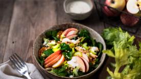 Вкус лета в каждой ложке / Фото: freepik Вкус лета в каждой ложке: этот салат с курицей и яблоками - простой и гениальный