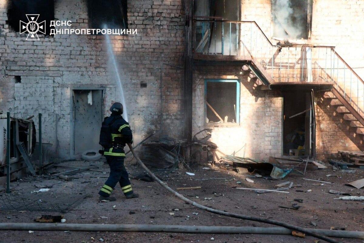 Взрыв в Кривом Роге: двое раненых после атаки дрона на гражданский объект/Фото: ГСЧС Взрыв в Кривом Роге: двое раненых после атаки дрона на гражданский объект