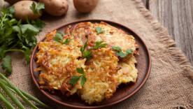 Драники с мясом: рецепт за 10 минут/Фото: istockphoto Драники с мясом: рецепт за 10 минут