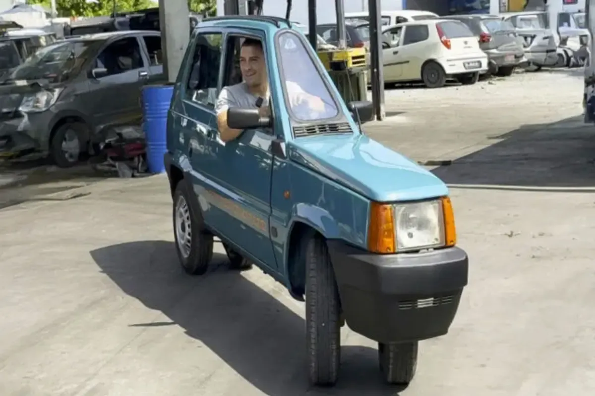 Итальянец превратил Fiat в самую узкую машину в мире, и она даже ездит/Фото: Oddity Central Итальянец превратил Fiat в самую узкую машину в мире, и она даже ездит