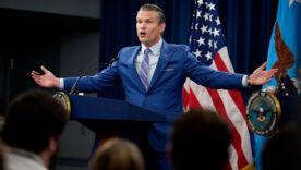 Військові "за", міністр "проти": чому США призупинили допомогу Україні/Фото: Getty Images Пентагон блокує зброю для України: чиї інтереси стоять за рішенням міністра оборони