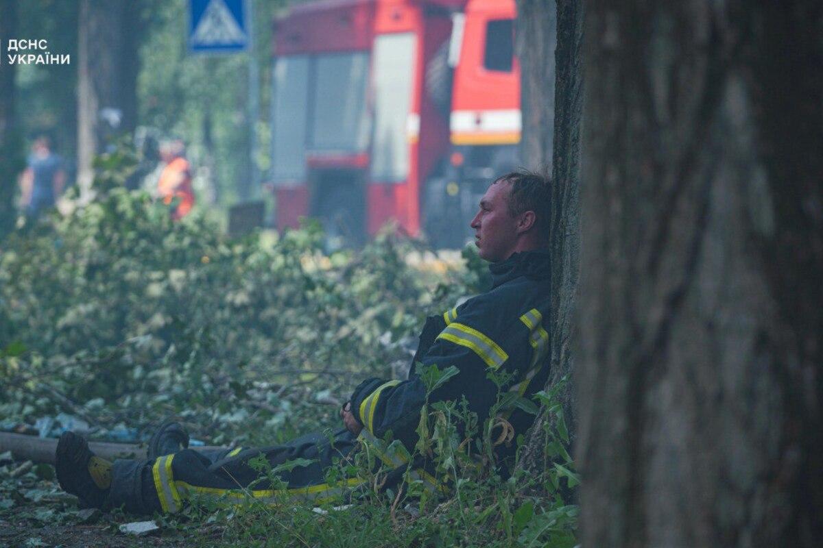 Ликвидация последствий ночного обстрела / Фото: ГСЧС Ликвидация последствий ночного обстрела / Фото: ГСЧС