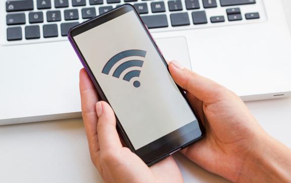 Міф про "вбивцю батареї": Чому Wi-Fi — не ворог вашого смартфона вночі. Фото: Freepik Забудьте про стару пораду: Чому постійно увімкнений Wi-Fi кращий для вашого смартфона