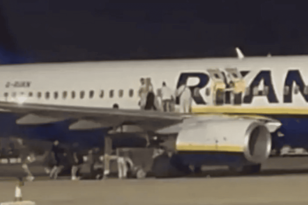 Незначні травми та хибна тривога: Деталі інциденту з літаком Ryanair на Майорці. Скриншот відео літак евакуація Майорка