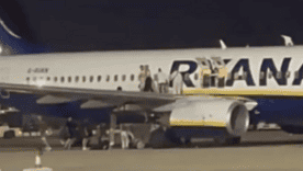 Незначні травми та хибна тривога: Деталі інциденту з літаком Ryanair на Майорці. Скриншот відео літак евакуація Майорка