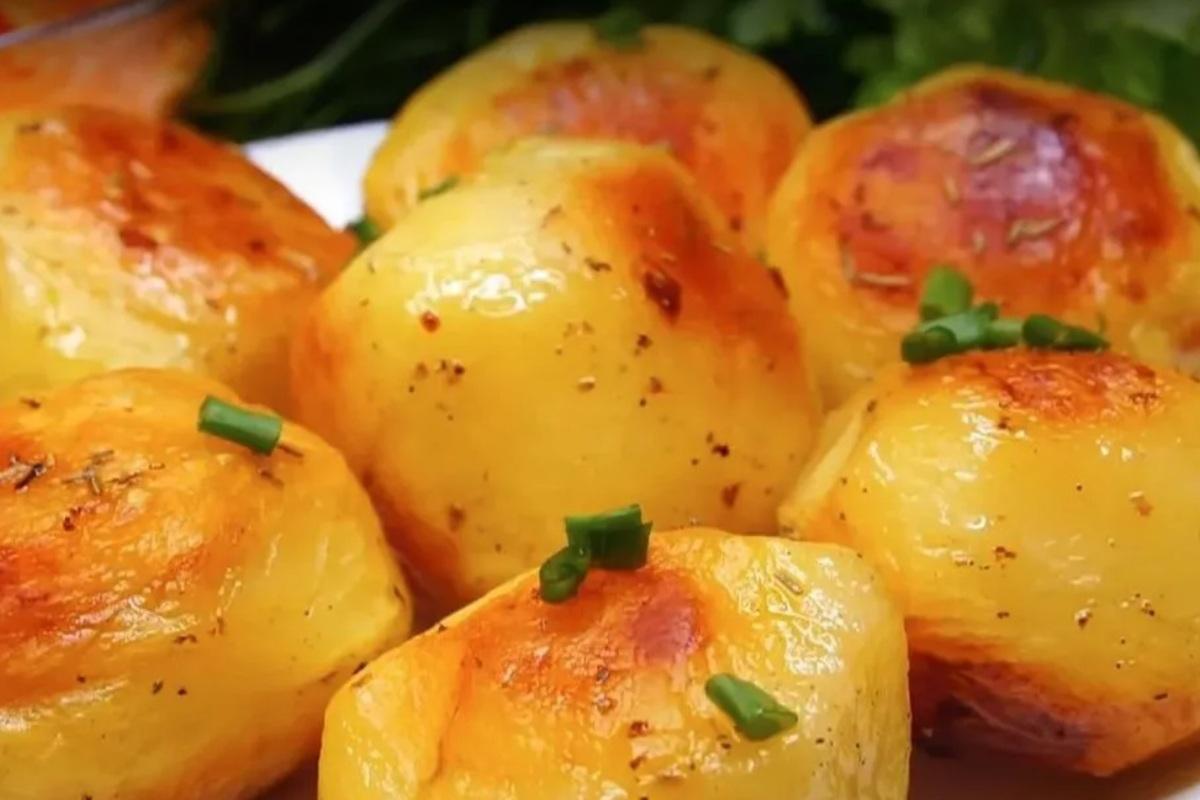 Картофель с хрустящей корочкой и лимонным маслом: простой гарнир, забирающий внимание главного блюда