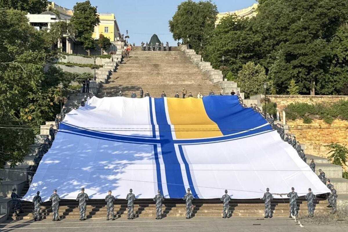 Курсанти та ліцеїсти розгорнули найбільший прапор ВМС: деталі рекорду Курсанти та ліцеїсти розгорнули найбільший прапор ВМС: деталі рекорду