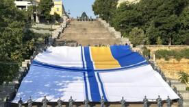 Курсанти та ліцеїсти розгорнули найбільший прапор ВМС: деталі рекорду Курсанти та ліцеїсти розгорнули найбільший прапор ВМС: деталі рекорду