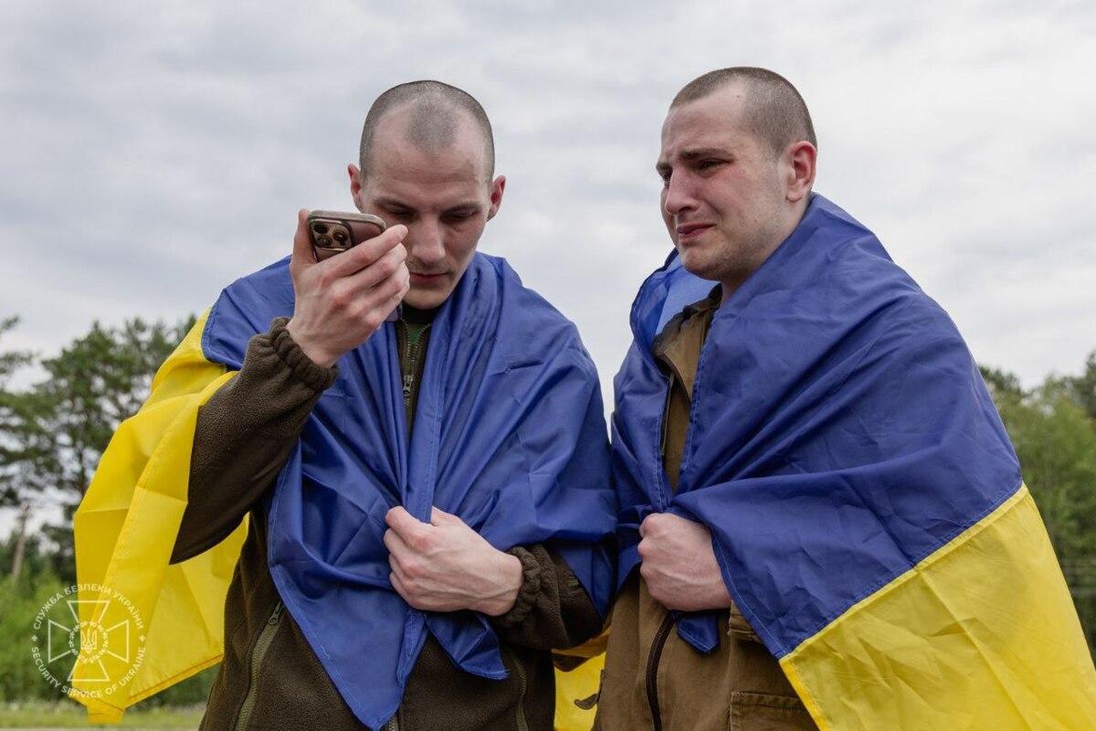 Зеленский: Сотни украинцев, включая защитников Мариуполя, вернулись из плена РФ. Фото: СБУ масштабный обмен пленными