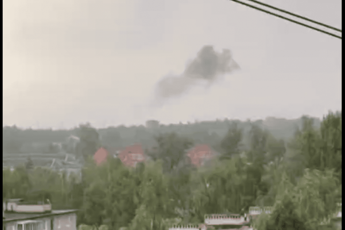 Краснозаводський хімічний завод выд атакою БпЛА/Фото: кадр з відео У Підмосков'ї знову вибухи: хімічний завод почав димити – відео