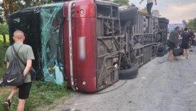 Смертельна аварія: на Дніпропетровщині автобус злетів у кювет/Фото: Нацполіція Жахлива аварія під Дніпром: пасажирський автобус злетів у кювет, є жертви