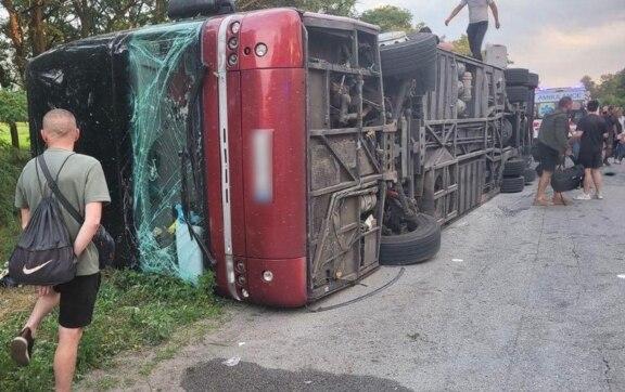 Ужасная авария под Днепром: пассажирский автобус улетел в кювет, есть жертвы