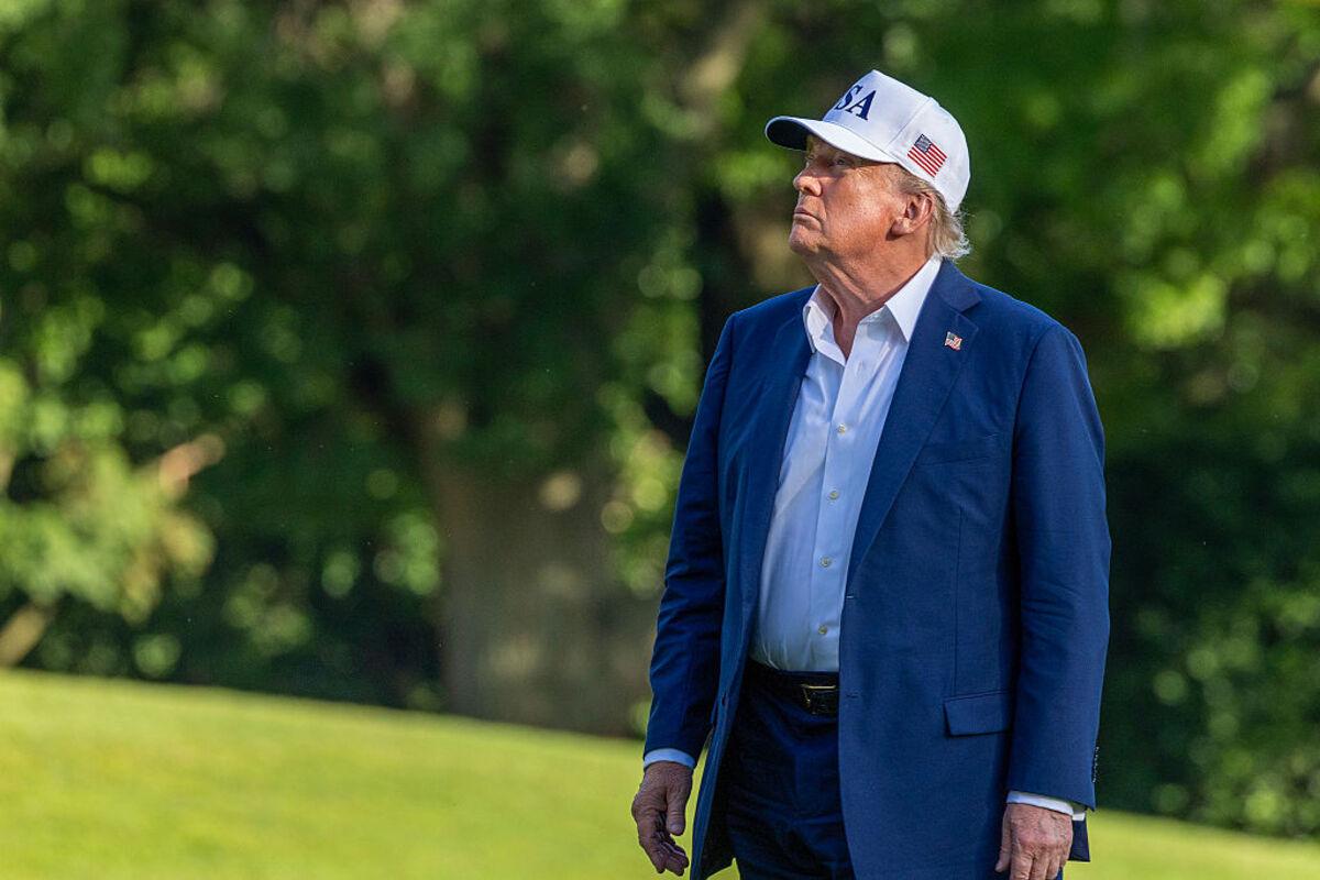 Додаткові 10%: Трамп погрожує новим митом країнам-членам БРІКС/Фото: Getty Images Ультиматум від Трампа: членство в БРІКС коштуватиме країнам додаткові 10% імпортних мит