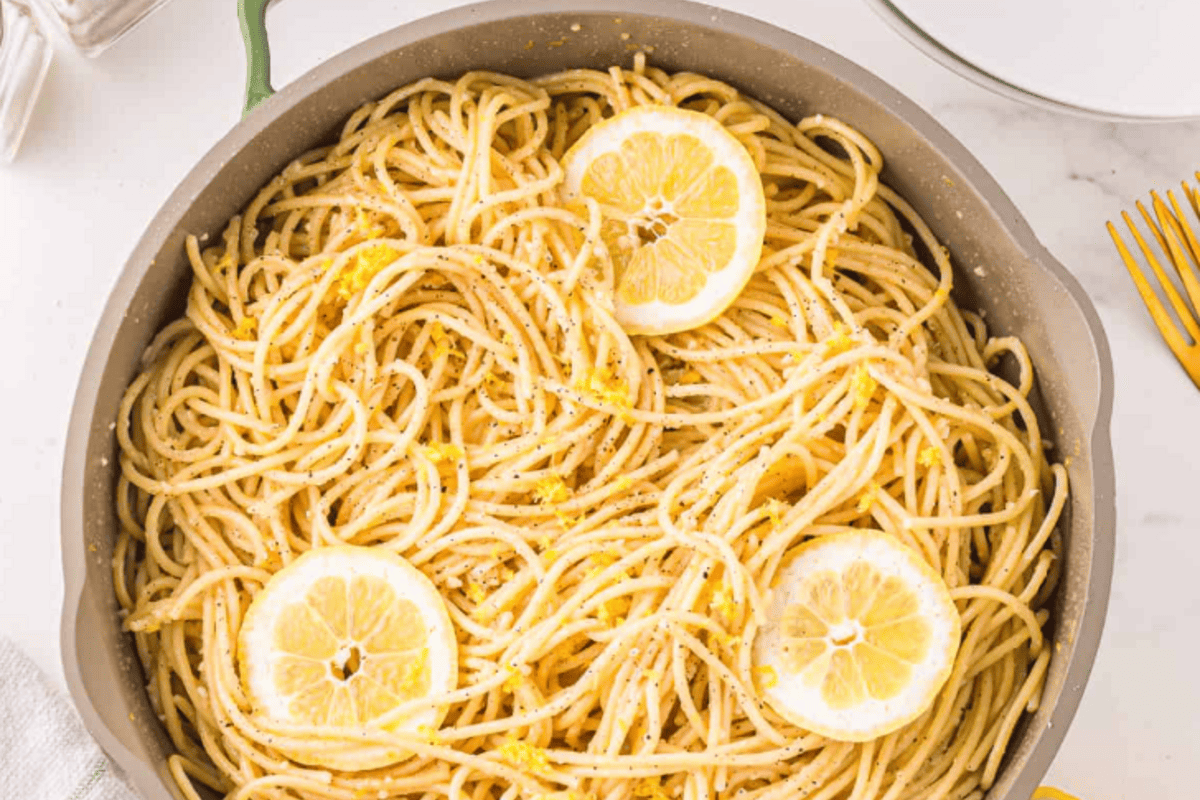 Лимон + чеснок + пармезан = паста, которая изменит ваше представление о вкусном ужине