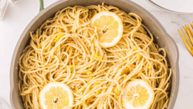 Лимон + чеснок + пармезан = паста, которая изменит ваше представление о вкусном ужине/Фото: The CookieRookie Лимон + чеснок + пармезан = паста, которая изменит ваше представление о вкусном ужине